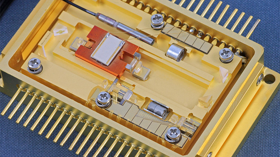 Diode laser module for pulsed operation in the yellow spectral range