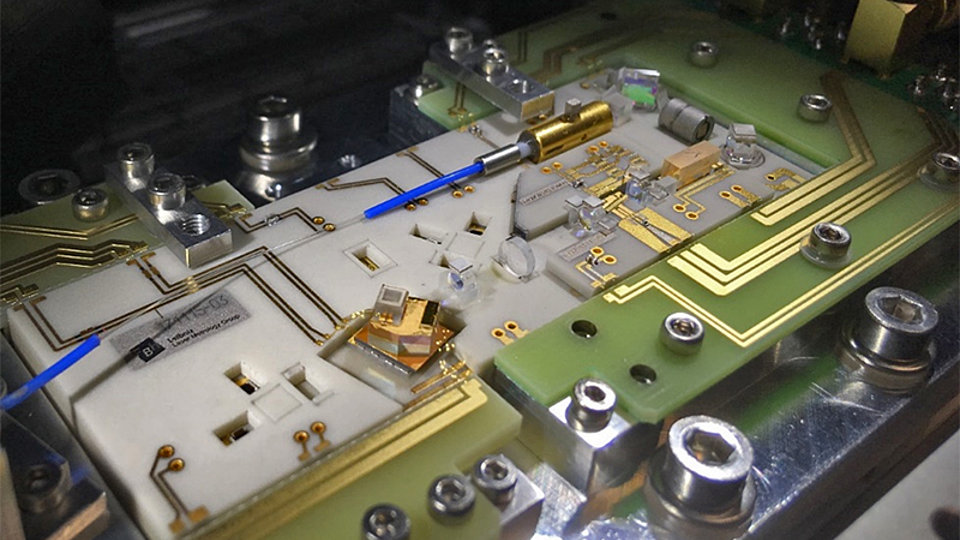 Micro-integrated ultra-narrow linewidth diode laser