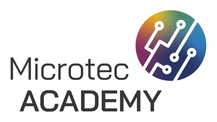 Logo der Microtec Academy, bestehend aus dem Schriftzug „Microtec ACADEMY“ in schwarzer Schrift und einem bunten, runden Symbol mit technischen Motiven in verschiedenen Farben.