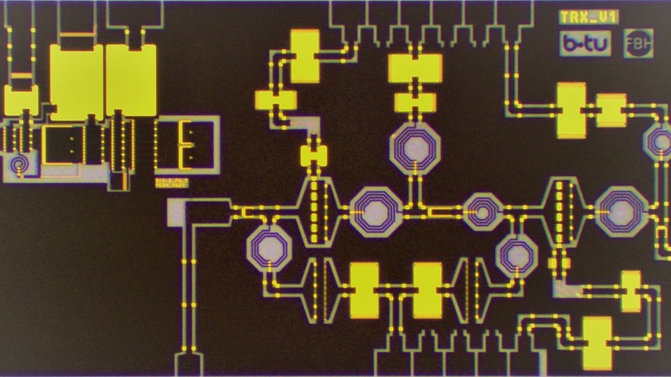 Das Bild zeigt einen gefertigten kompakten digitalen TRx MMIC, einschließlich LNAiS und digitalem PA.