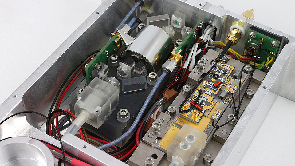 Foto eines fasergekoppelten Rubidium-Moduls, links ist das Spektroskopie-Modul, rechts das Diodenlaser-Modul zu sehen.