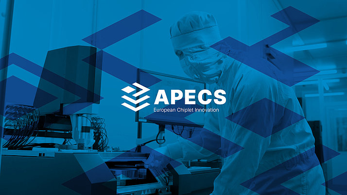 Laborumgebung mit einem Techniker in Schutzkleidung, der an moderner Halbleiterausrüstung arbeitet. Das Logo „APECS“ und der Slogan „European Chiplet Innovation“ sind prominent dargestellt, mit einem blauen geometrischen Überlagerungsdesign.