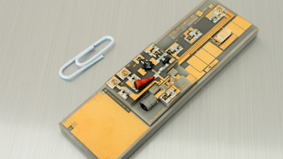 Micro-integrated ECDL with straight waveguide gain chip