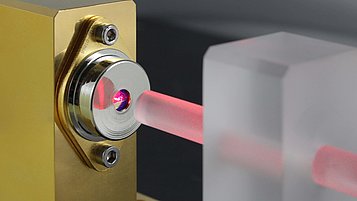 Das Bild zeigt das Foto eines gitterstabilisierten 633 nm Lasers im TO3-Gehäuse.