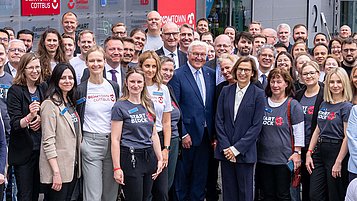 The picture shows a group photo of Federal President Frank-Walter Steinmeier, Prime Minister Dietmar Woidke, and President of the Brandenburg University of Technology Cottbus-Senftenberg (BTU) Gesine Grande with the participants of the event.