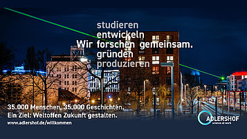 Das Foto zeigt eine Nachtaufnahme des Technologiestandorts Adlershof mit hell erleuchteten Gebäuden und dem Kampagnenslogan "Wir forschen gemeinsam".