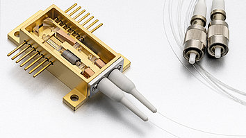 Fiber coupled amplifier module Fiber coupled amplifier module with emission in the yellow spectral range