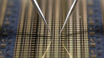 Two needles on a wafer, with which a high voltage measurement is carried out.