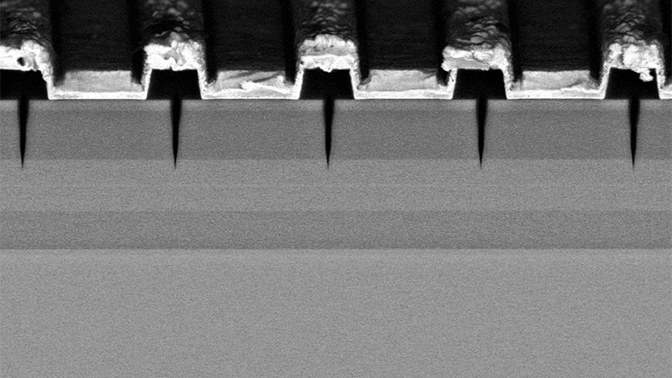 Scanning electron microscope picture of a Bragg grating with etched and encapsulated grooves