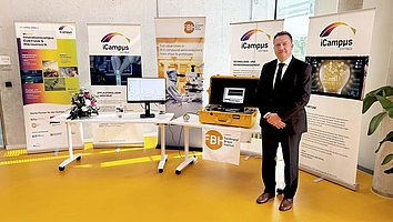 The photo shows Martin Maiwald from FBH at the iCampus stand with a portable Raman sensor system during the visit of the Federal President together with the diplomatic corps at the Brandenburg University of Technology Cottbus-Senftenberg (BTU).