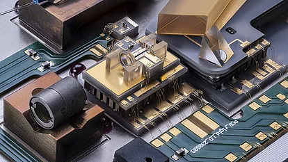 Detail eines mikrointegrierten Lasermoduls Ein detailliertes Close-up eines mikrointegrierten Lasermoduls. Zu sehen sind verschiedene Bauteile, wie goldene Chips und Leiterbahnen auf einer Platine. Die Struktur hebt die Komplexität dieser Technologie hervor.
