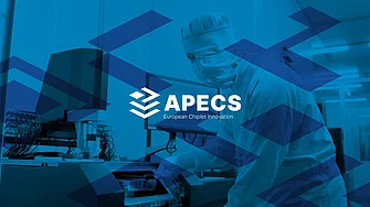 APECS-Pilotlinie Laborumgebung mit einem Techniker in Schutzkleidung, der an moderner Halbleiterausrüstung arbeitet. Das Logo „APECS“ und der Slogan „European Chiplet Innovation“ sind prominent dargestellt, mit einem blauen geometrischen Überlagerungsdesign.